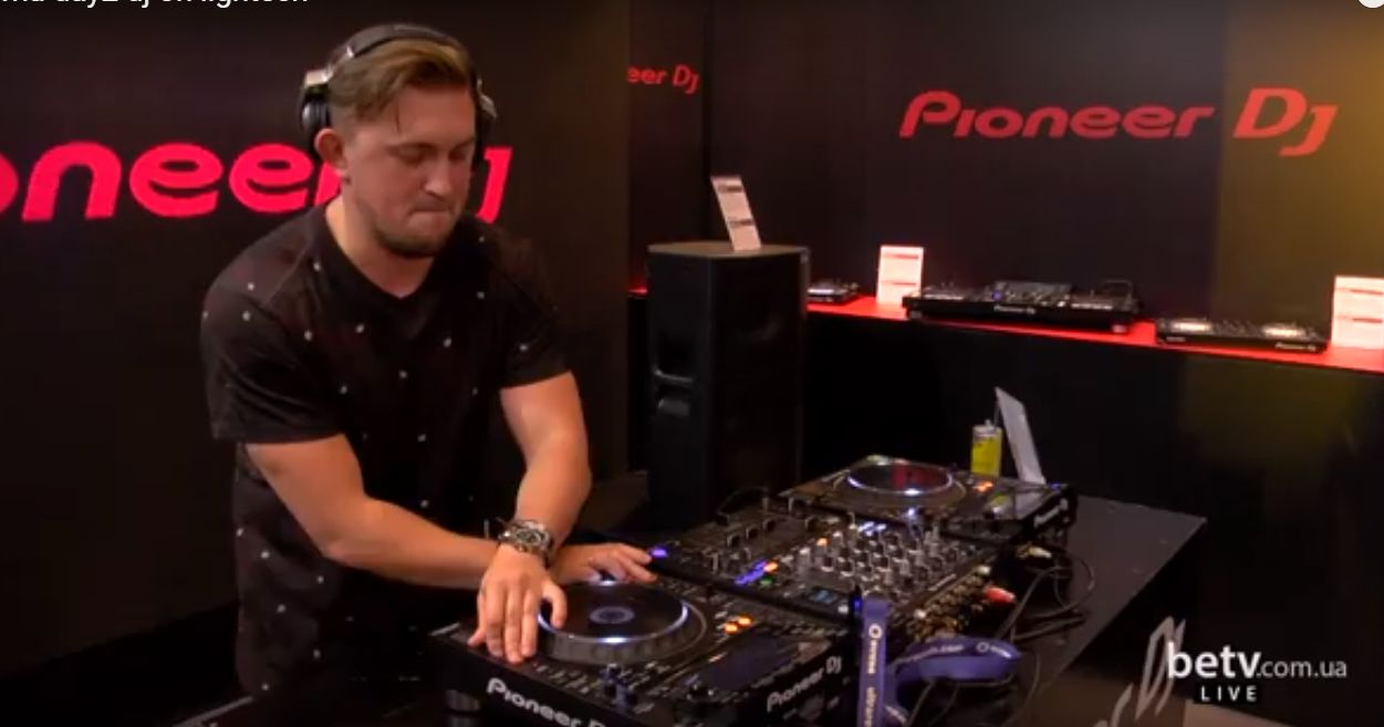 Dj Spartaque на стенде Lightek
