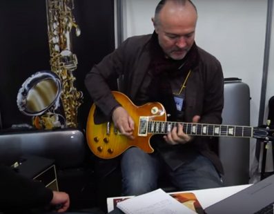 Coda Music. Юрій Товстоган тестує гітари на стенді. Музичний ярмарок 2017
