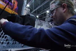 Стас Бобрицький тестує синтезатори. Український музичний ярмарок 2017