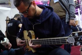 Сергій Радзецький тестує гітари. Український музичний ярмарок 2017