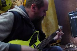 Роман Матчин (НСИ) тестує гітари. Український музичний ярмарок 2017